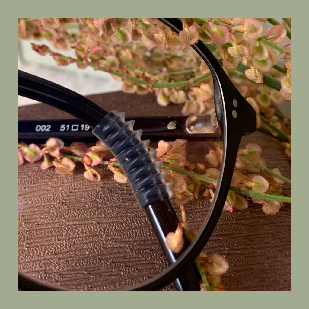Brille mit montiertem EarGrip